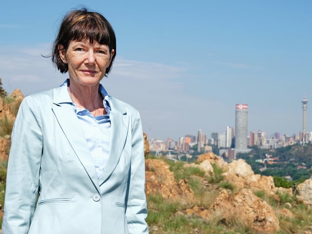Frau in hellblauem Blazer. Frau in hellblauem Blazer.