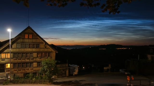 Am Horizont ist rötlich das Abendrot zu sehen, darüber die bläulichen Leuchtenden Nachtwolken. Am Horizont ist rötlich das Abendrot zu sehen, darüber die bläulichen Leuchtenden Nachtwolken.