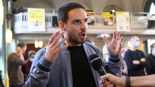 GSoA-Generalsekretär Levin Lempert bei einem Interview GSoA-Generalsekretär Levin Lempert bei einem Interview