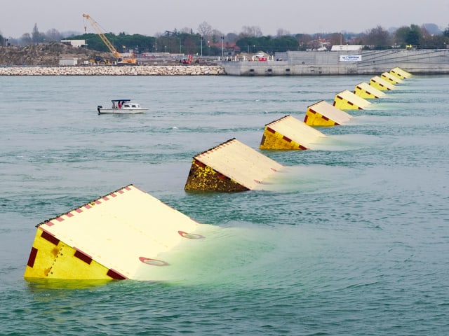 Gelbe Blöcke erheben sich aus dem Wasser der veneziansichen Lagune Gelbe Blöcke erheben sich aus dem Wasser der veneziansichen Lagune