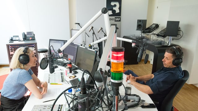 SRF 3-Redaktorin Anita Richner im Gespräch mit Michi Beck, Mitglied der deutschen Hip-Hop-Band Die Fantastischen Vier. SRF 3-Redaktorin Anita Richner im Gespräch mit Michi Beck, Mitglied der deutschen Hip-Hop-Band Die Fantastischen Vier.