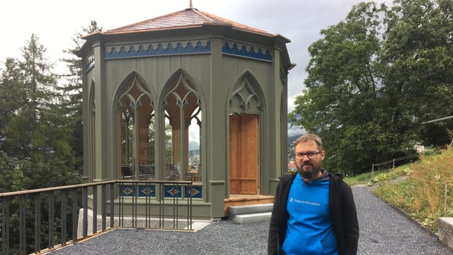 Der Pavillon im Hintergrund, Wolfensberger steht auf dem Kiesplatz davor. Der Pavillon im Hintergrund, Wolfensberger steht auf dem Kiesplatz davor.
