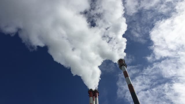 Kamine mit viel Rauch und Blick in den Himmel Kamine mit viel Rauch und Blick in den Himmel