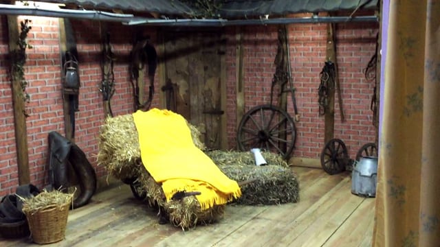 Als Heuschober dekorierter Raum, in der Mitte Strohballen und eine Decke Als Heuschober dekorierter Raum, in der Mitte Strohballen und eine Decke