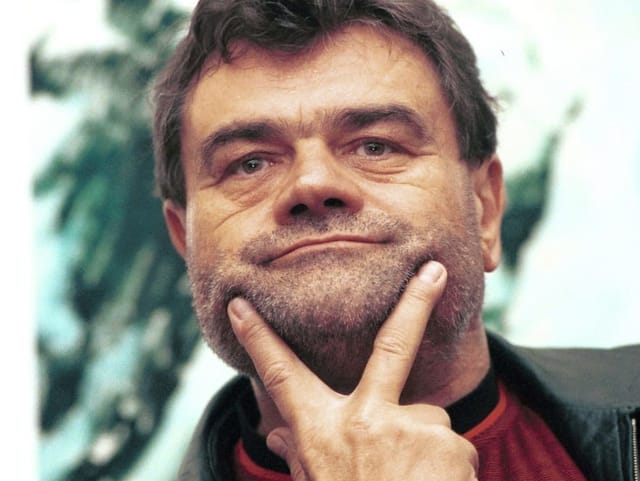 Mann deutet mit Fingern ein Lächeln auf seinem Gesicht an. Mann deutet mit Fingern ein Lächeln auf seinem Gesicht an.