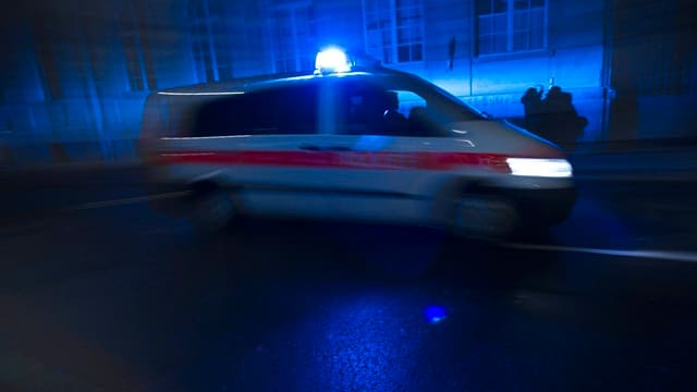 Ein Polizeibus ist mit Blaulicht unterwegs Ein Polizeibus ist mit Blaulicht unterwegs