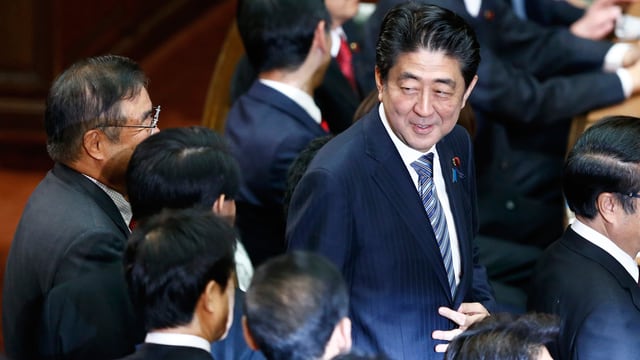 Der japanische Ministerpräsident lächenlnd Der japanische Ministerpräsident lächenlnd