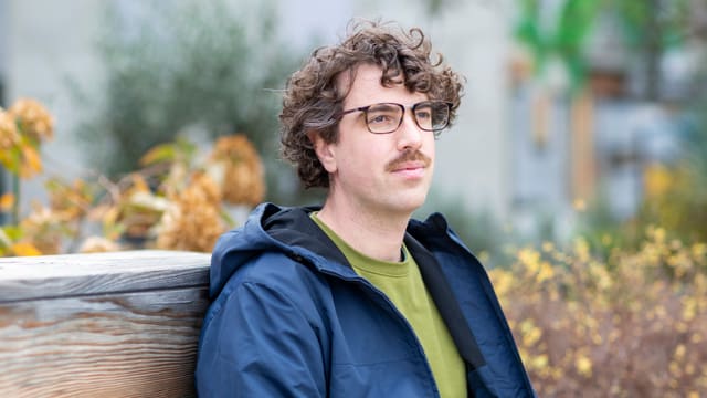 ein junger Mann mit Brille ein junger Mann mit Brille