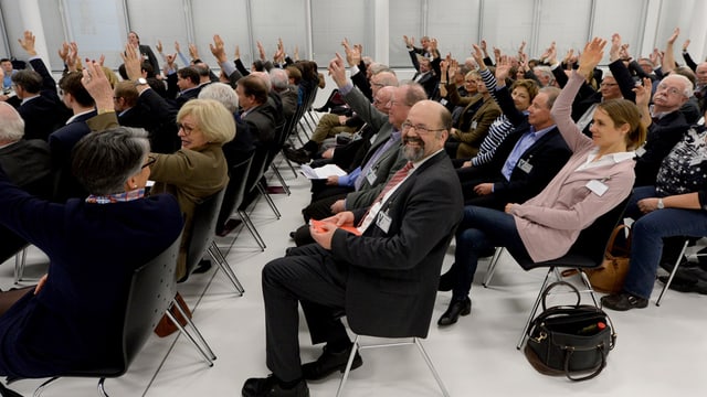 Die Nominationsversammlung hebt die Hände zur Abstimmung. Die Nominationsversammlung hebt die Hände zur Abstimmung.