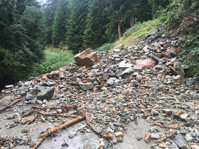 Via en la Val Russein, bova da gronda crappa. Via en la Val Russein, bova da gronda crappa.