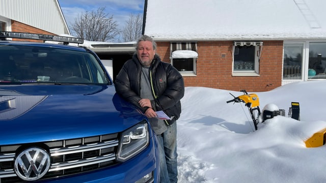 Rentierzüchter Per-Erik Stenberg lehnt an Auto im Schnee Rentierzüchter Per-Erik Stenberg lehnt an Auto im Schnee