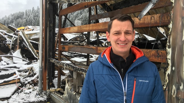 Joachim Kirchler il maina fatschent da la Landi Grischun avant las ruinas. Joachim Kirchler il maina fatschent da la Landi Grischun avant las ruinas.