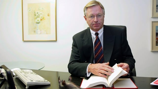 Der Zürcher Rechtsanwalt Hans-Jacob in seinem Büro. Der Zürcher Rechtsanwalt Hans-Jacob in seinem Büro.