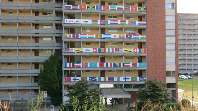 Blich au den Weiermatt-Wohnblock mit den Landesflaggen Blich au den Weiermatt-Wohnblock mit den Landesflaggen