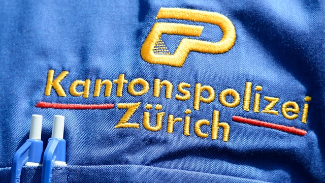 Aufschrift "Kantonspolizei Zürich" auf blauem Diensthemd