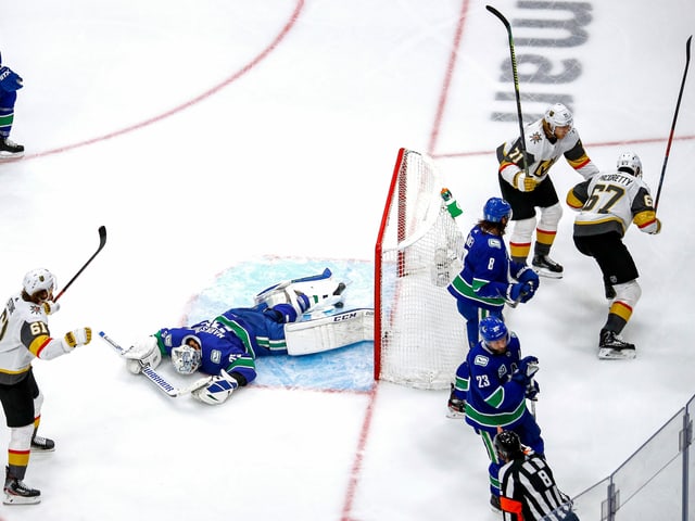 Vancouver-Goalie Jacob Markström kann Max Pacioretty nicht am 3:4 hindern. Vancouver-Goalie Jacob Markström kann Max Pacioretty nicht am 3:4 hindern.