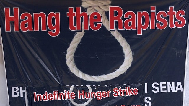 Ein Plakat mit der Aufschrift «Hang the Rapists» und einer Galgenschlaufe. Ein Plakat mit der Aufschrift «Hang the Rapists» und einer Galgenschlaufe.