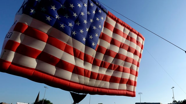Ein Ballon in Form einer US-Flagge. Ein Ballon in Form einer US-Flagge.