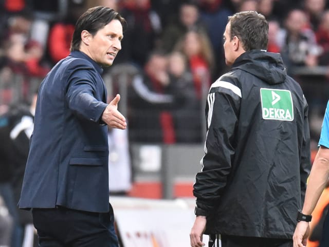 Roger Schmidt beschimpft den Schiedsrichter