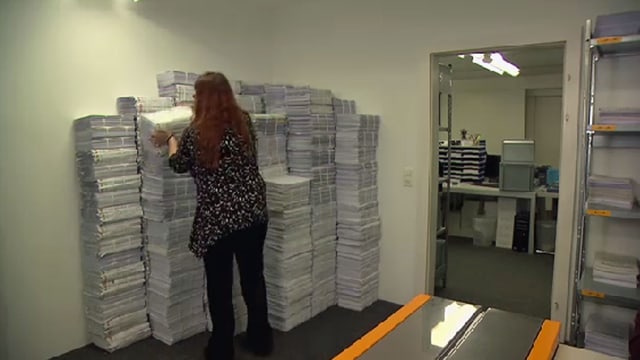 Frau stapelt Steuererklärungen. Frau stapelt Steuererklärungen.