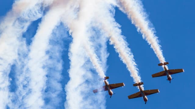 Drei Propellerflugzeuge an einer Flugshow Drei Propellerflugzeuge an einer Flugshow