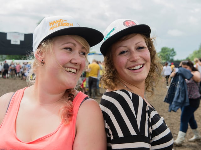 Die Camp-Bewohner Noemi und Eva kämpften sich mit Andi Roher durch den Schlamm - der inzwischen wie Beton an den Gummistiefel klebt.