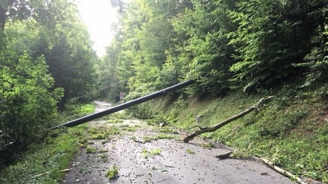 Leitungsrohre liegen über einer Strasse. Leitungsrohre liegen über einer Strasse.