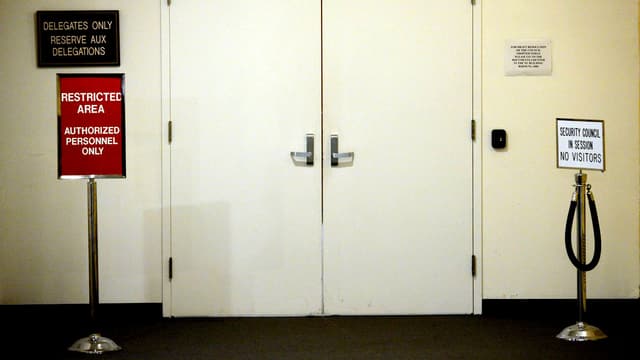 Die verschlossene Türe. Dahinter tagt der UNO-Sicherheitsrat. Die verschlossene Türe. Dahinter tagt der UNO-Sicherheitsrat.