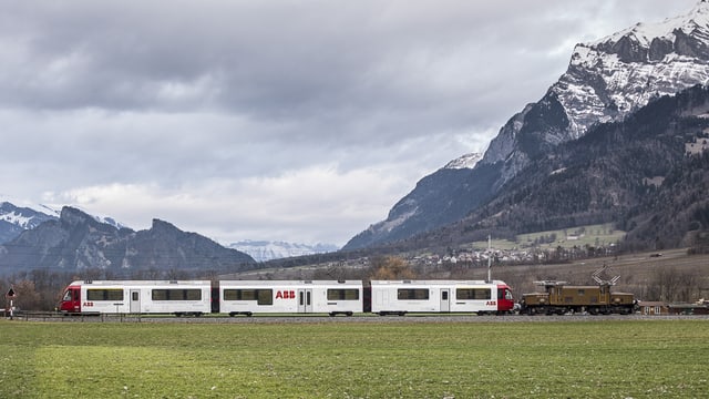 Il tren Allegra da la RhB cun il logo da la ABB sin ils vaguns. Il tren Allegra da la RhB cun il logo da la ABB sin ils vaguns.