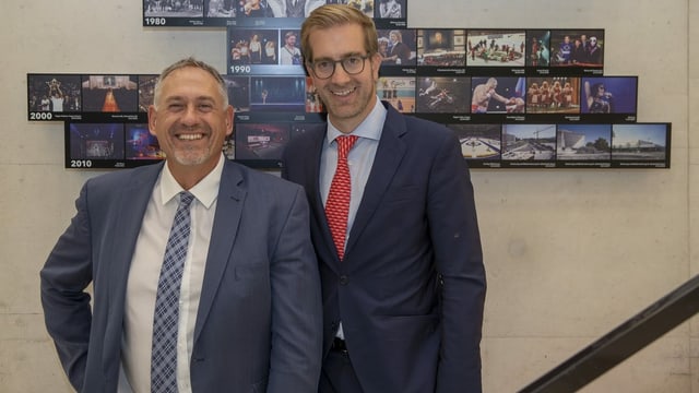 Hans-Peter Wessels und Conradin Cramer lachen in die Kamera. Hans-Peter Wessels und Conradin Cramer lachen in die Kamera.