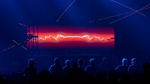 Bühnenbild mit nicht erkennbaren Lichtinstallationen. Bühnenbild mit nicht erkennbaren Lichtinstallationen.