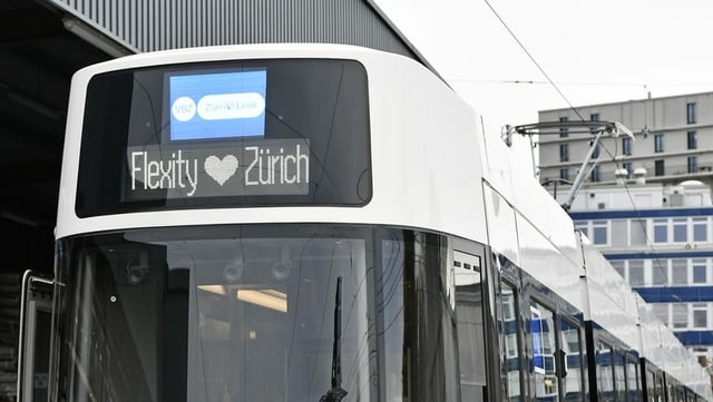 Auf der Anzeige-Tafel des neuen Flexity-Trams steht: Flexity liebt Zürich. Auf der Anzeige-Tafel des neuen Flexity-Trams steht: Flexity liebt Zürich.