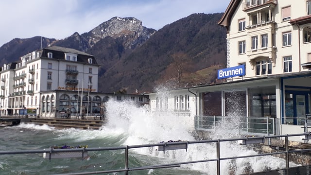 Die Wellen des Urnersees bei Brunnen. Die Wellen des Urnersees bei Brunnen.