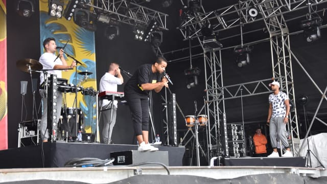 Klischée - la band d'electro-swing da Berna lascha saltar il publicum.