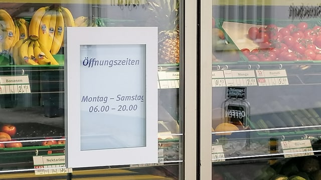 Schild mit Öffnungszeiten Schild mit Öffnungszeiten