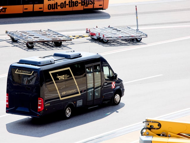 Ein Kleinbus am Flughafen. Ein Kleinbus am Flughafen.