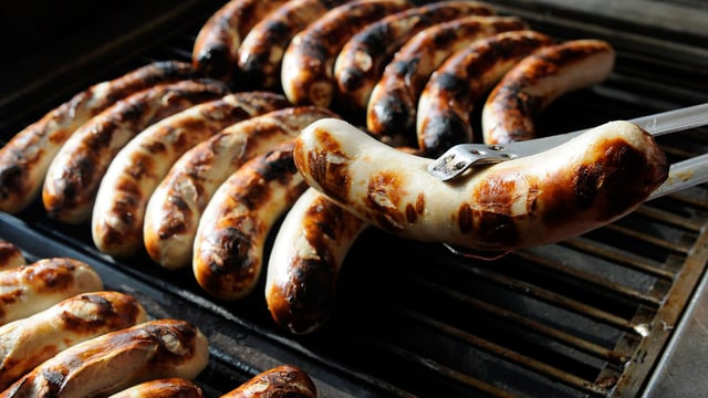 Bratwürste auf Grill. Bratwürste auf Grill.