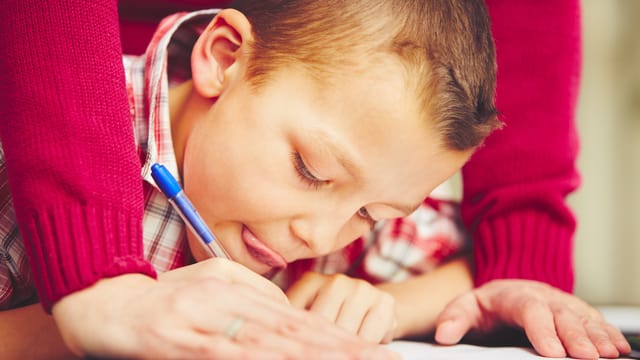 Kind macht Hausaufgaben Kind macht Hausaufgaben