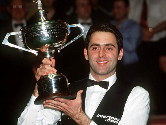 Ronnie O'Sullivan mit der WM-Trophäe 2001. Ronnie O'Sullivan mit der WM-Trophäe 2001.