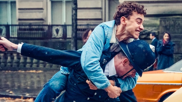 Ritchie gerät bei einer Protestaktion gegen die schlechte Behandlung von HIV-Infizierten in Konflikt mit einem Polizisten. Ritchie gerät bei einer Protestaktion gegen die schlechte Behandlung von HIV-Infizierten in Konflikt mit einem Polizisten.