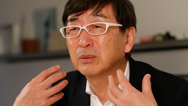 Toyo Ito in schwarzem Anzug und mit weisser Brille. Toyo Ito in schwarzem Anzug und mit weisser Brille.