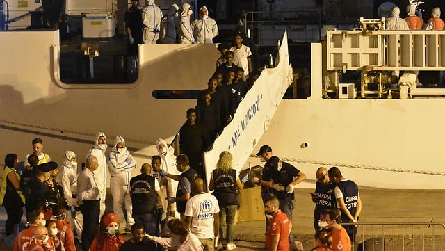 Menschen verlassen Schiff. Menschen verlassen Schiff.