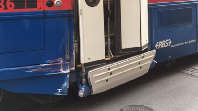 Eine Beule an einem Tram. Eine Beule an einem Tram.