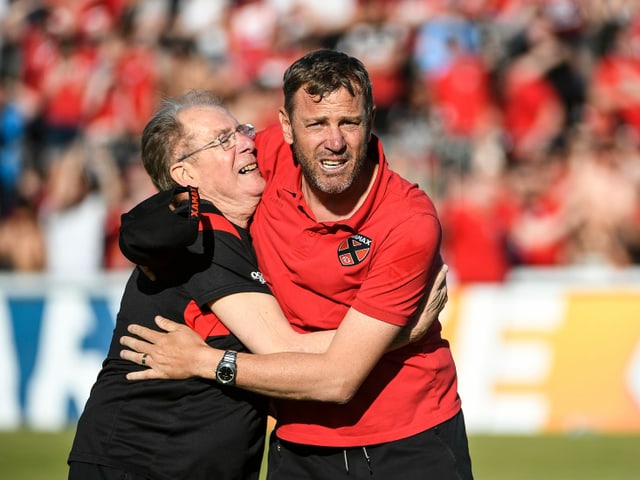 Stéphane Henchoz nach der erfolgreichen Barrage mit Xamax gegen Aarau. Stéphane Henchoz nach der erfolgreichen Barrage mit Xamax gegen Aarau.