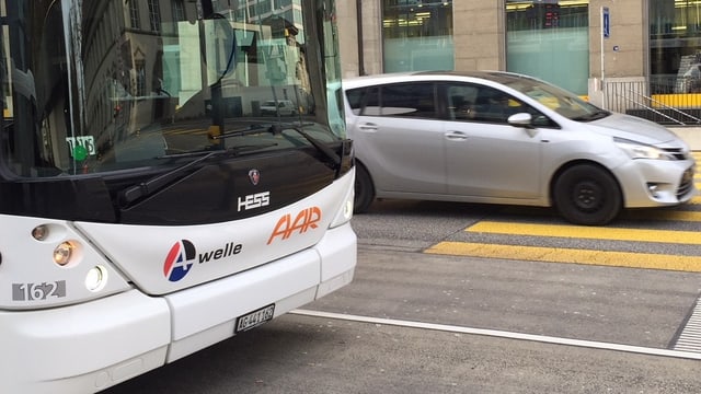 Ein Bus und ein Auto begegnen sich. Ein Bus und ein Auto begegnen sich.
