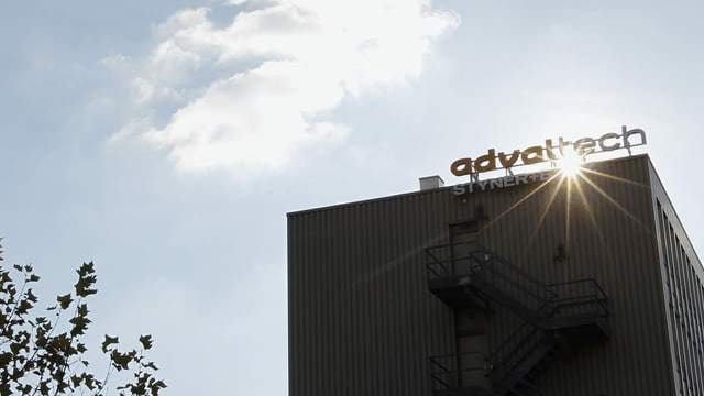 Die Fabrik von Adval Tech von aussen. Die Fabrik von Adval Tech von aussen.