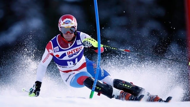 Nidwaldner Skirennfahrer fährt an einer Torstange vorbei. Nidwaldner Skirennfahrer fährt an einer Torstange vorbei.