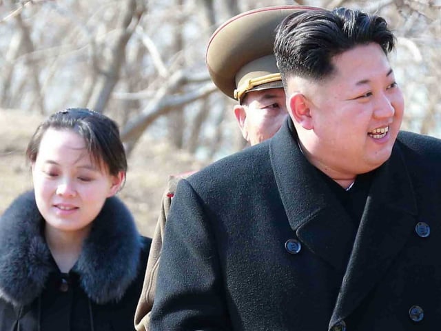 Kim Yo Jong neben ihrem Bruder. Kim Yo Jong neben ihrem Bruder.