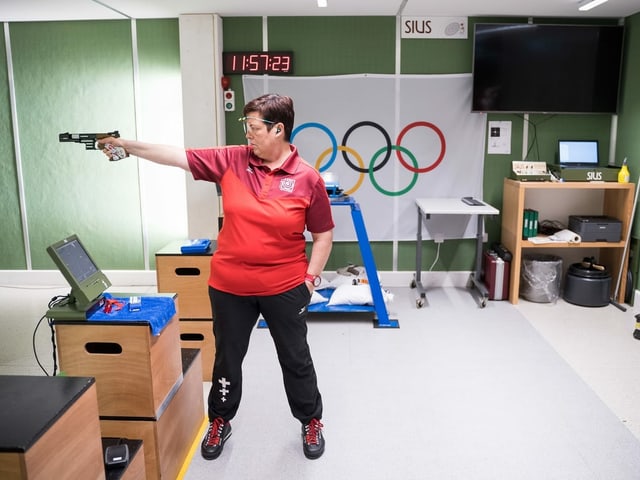 Heidi Diethelm Gerber zielt auf die Scheibe. Heidi Diethelm Gerber zielt auf die Scheibe.