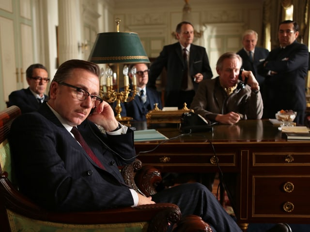 Tim Roth spielt Fürst Rainier. Er sieht gelangweilt aus. Tim Roth spielt Fürst Rainier. Er sieht gelangweilt aus.